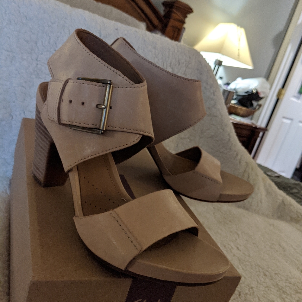 NWOT Clark's Artisan nude leather sandals